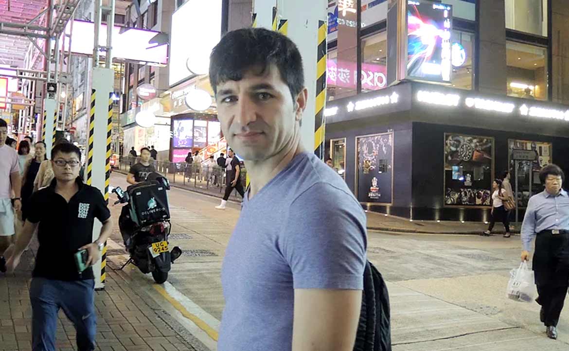 從伊朗的監牢，到香港的蝸居——難民作家John Outsider：「不相信希望，但至少相信愛」