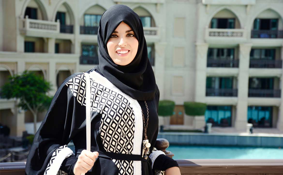 從穆斯林的罩袍（Abaya），談「選擇的自由」──穿得短少不等於「解放女性」；用個人想像理解差異，也絕非「真的尊重」