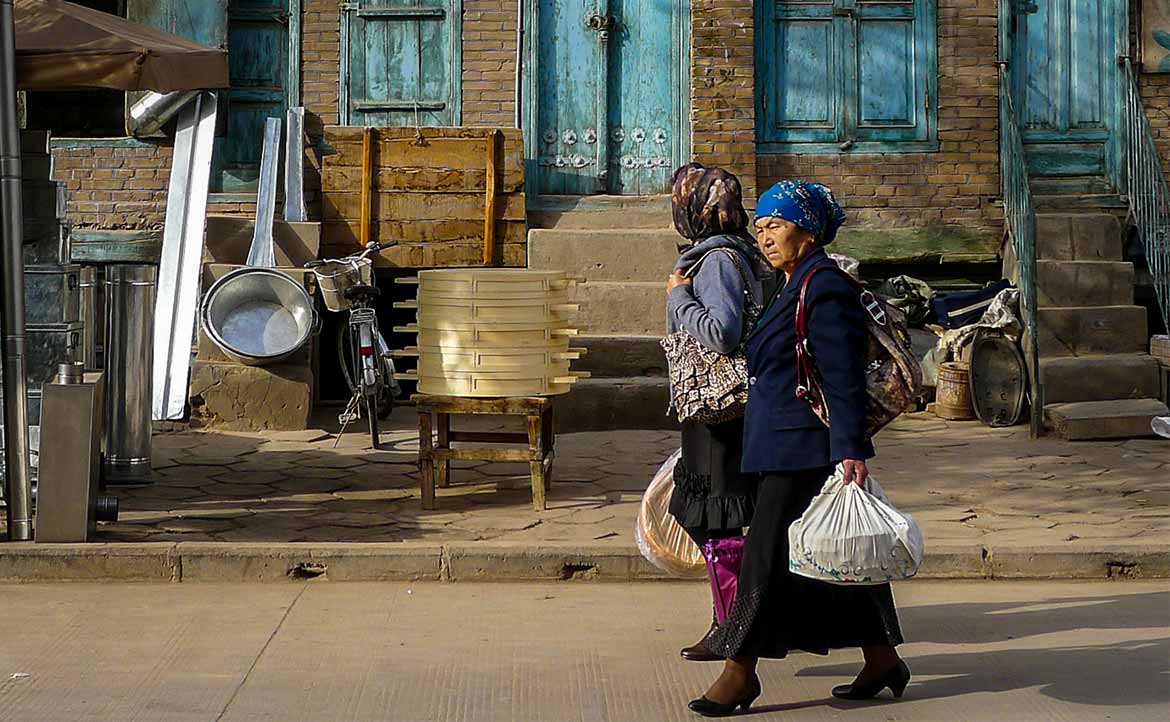 中國人驕傲的說：「新疆沒有想像中危險」──然而，我卻無法忽略路上的警力、檢查哨與「民族團結」的標語