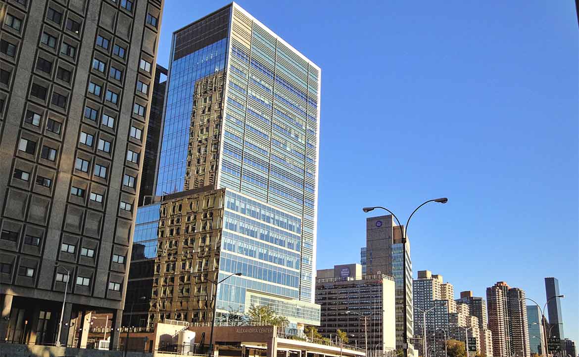 NYU 醫學院學費全免「超佛心」？校友關門說真話：「造福學生、更是造福自己」