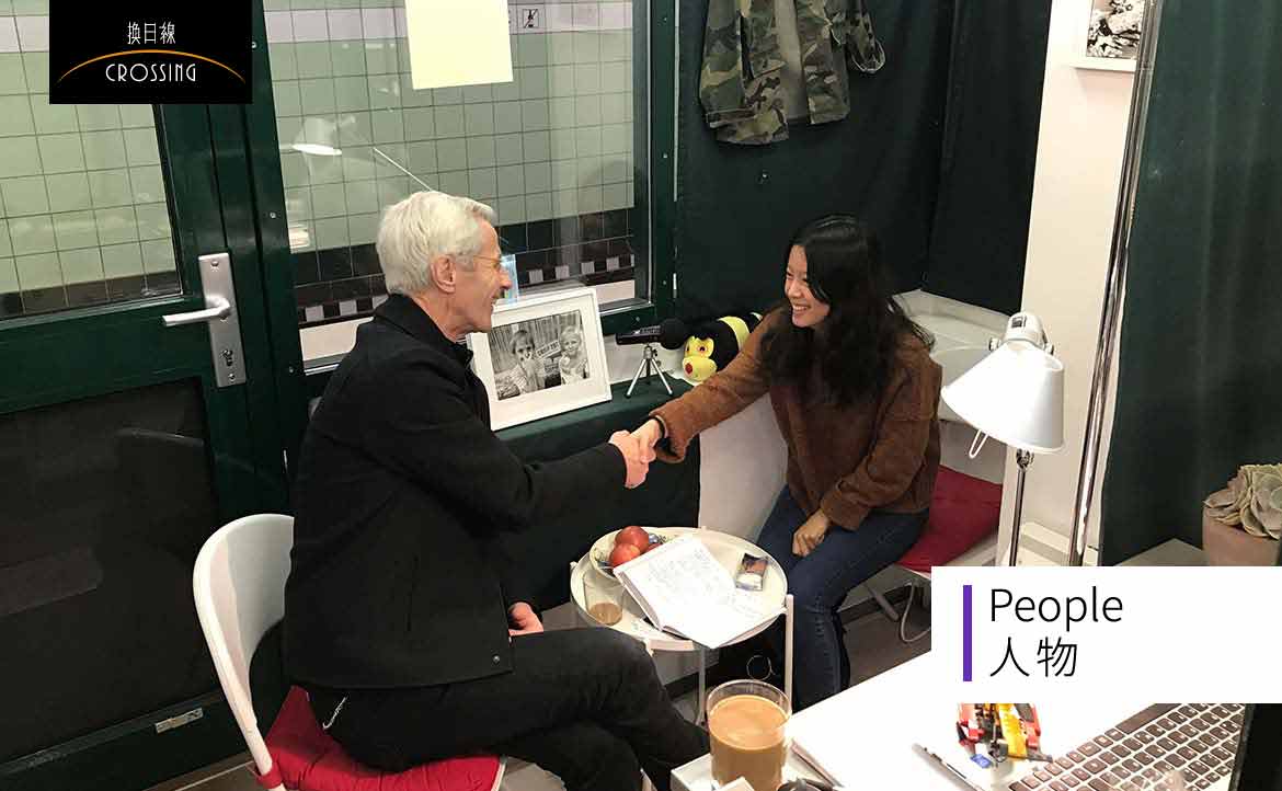 「這隻耳朵，願傾聽您的故事」──德國漢堡地鐵站裡， 71 歲作家經營的「聽故事攤位」