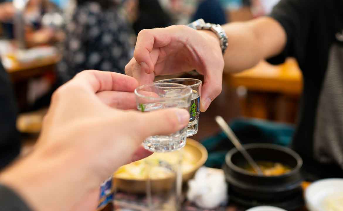 世界第一飲酒國，全民矚目的「民生大事」──你不知道的韓國燒酒文化