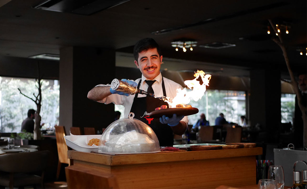 爆紅「灑鹽哥」（Saltbae）的餐廳好吃嗎？直擊分店一探究竟！他又有什麼爭議？