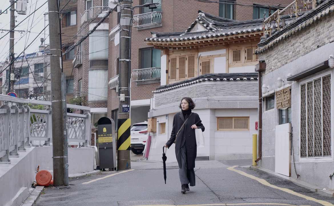 《逃亡的女人》：南韓名導洪常秀的重要轉變，女性主體性更勝《82 年生的金智英》