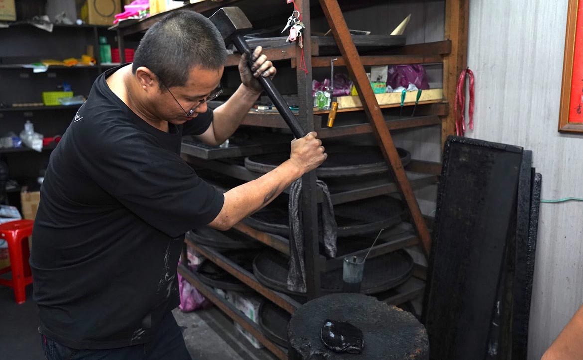 面對大量生產、削價競爭的威脅，三重師傅父子如何守護全台最後一間手工製墨廠？