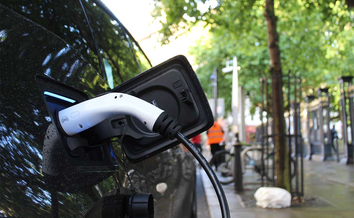 電動車潮流讓特斯拉股東賺飽飽──但它真的很環保嗎？