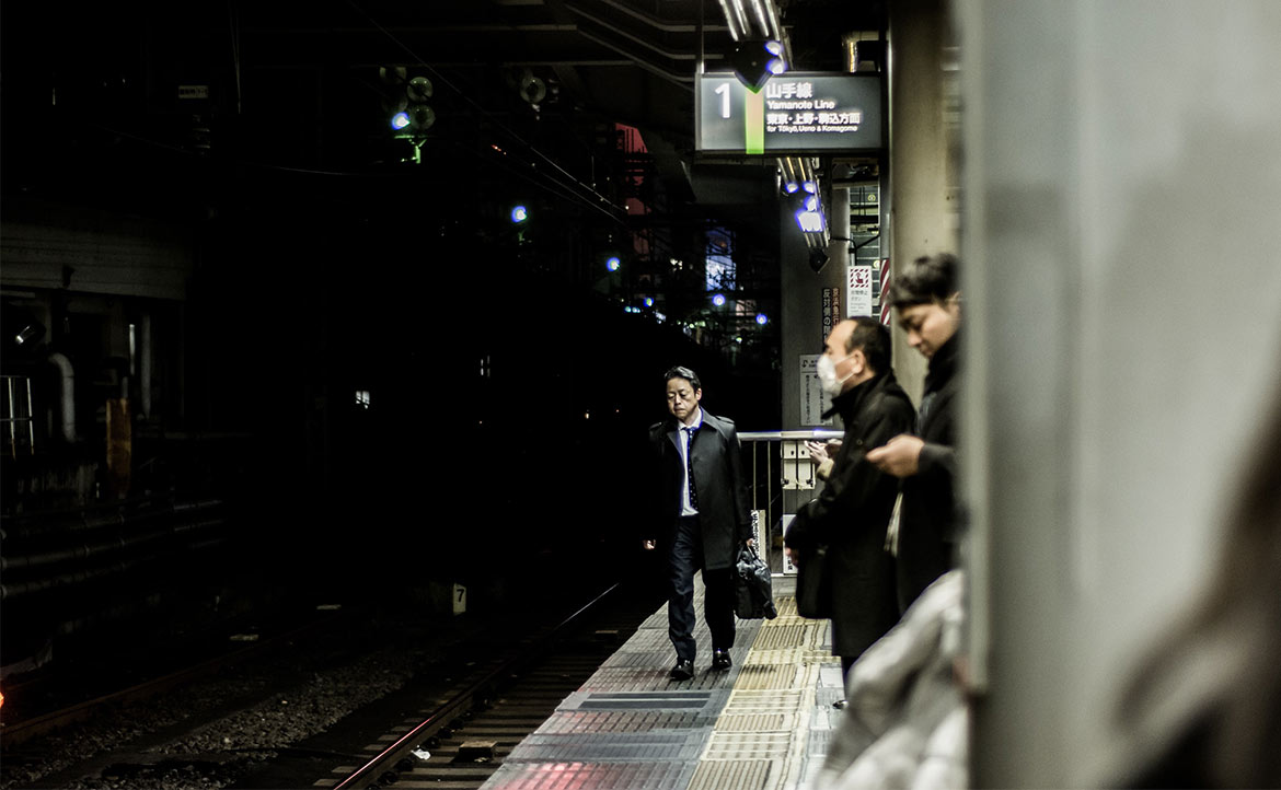 在車站，每十人只有三人戴好口罩──旅日台人：「讓人不安又難過，原來這是疫情中的日本！」