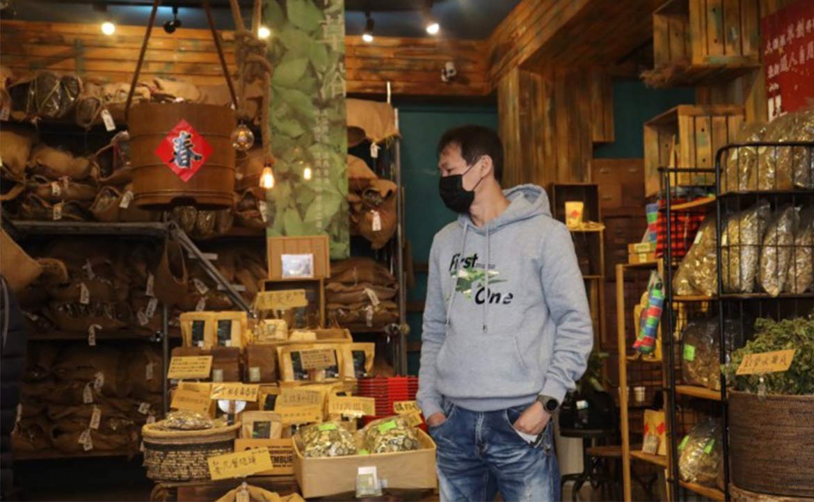 三代傳承 70 年青草茶老店：如何成功改造黃昏產業，吸引國際旅客體驗草茶文化？