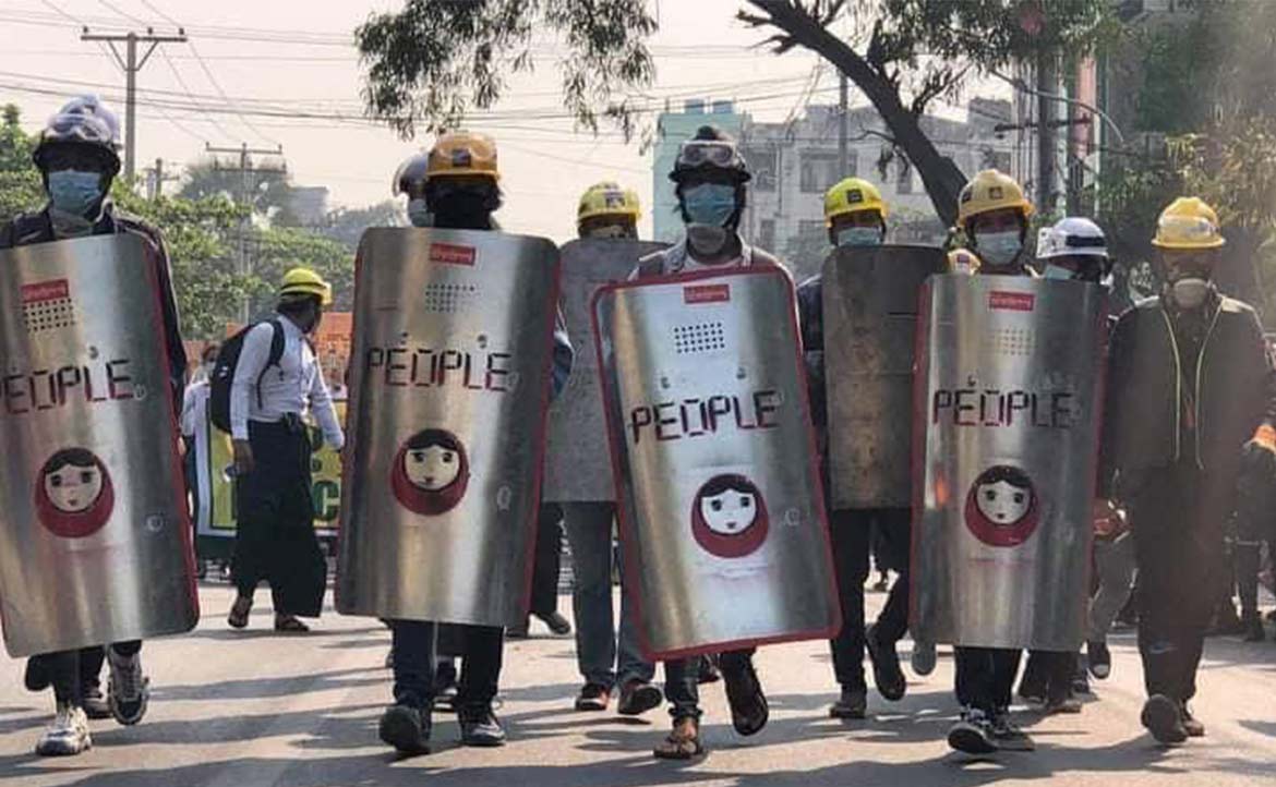 【緬甸政變，我在仰光】和平抗爭中的智慧與溫情：貼滿領導人照片阻擋軍隊，民眾自發收拾街頭