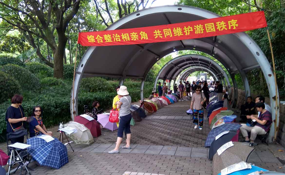 未婚子女通通被父母「明碼標價」？上海「最恐怖」的觀光景點：相親角