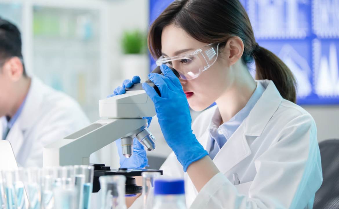 比醫師多讀 4 年還賺較少？！我為何要擠破頭，爭取成為美國「醫師科學家」？