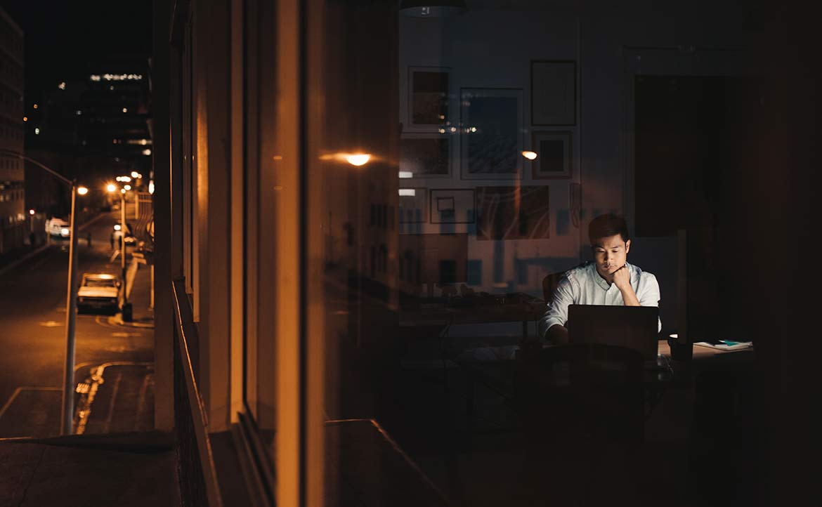 每到連假就該充滿罪惡感？台資與中資企業的週末加班文化