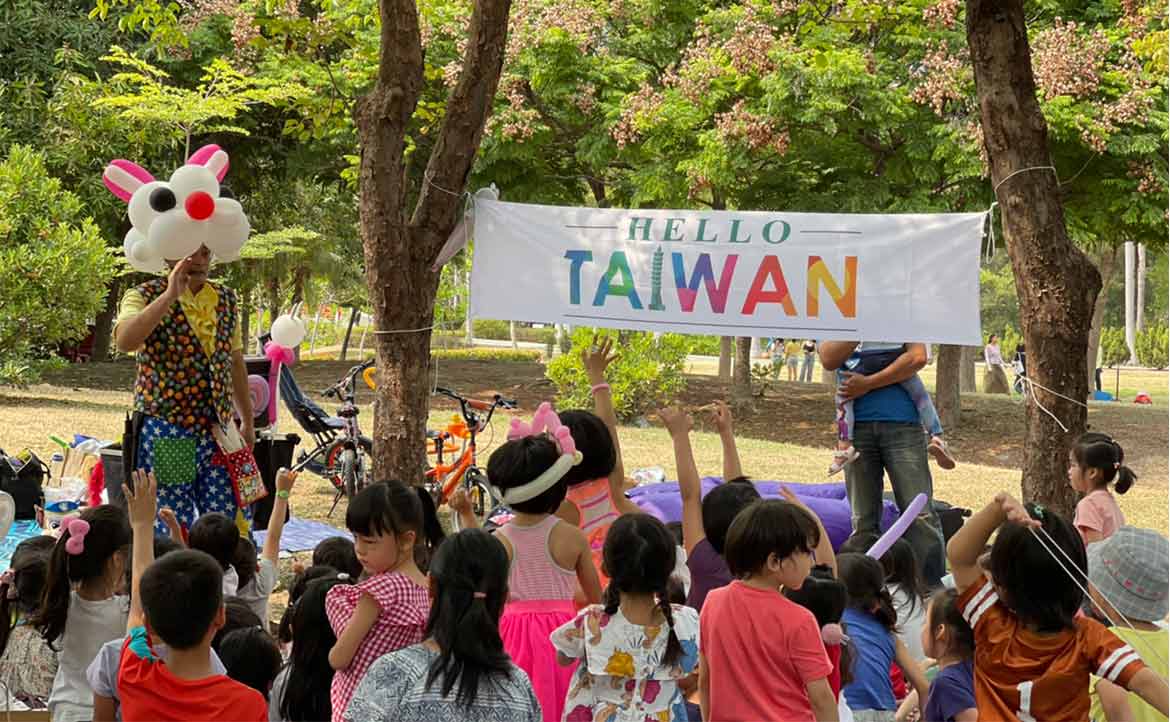 疫情下孟母三遷的 ABT 家庭：以不同代價回到家鄉後，他們因復活節在公園相遇