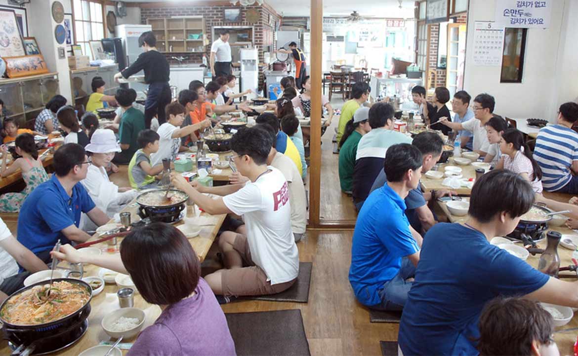 酬酌、共食、續攤──為防堵疫情，南韓如何改變飲食文化？那麼臺灣呢？