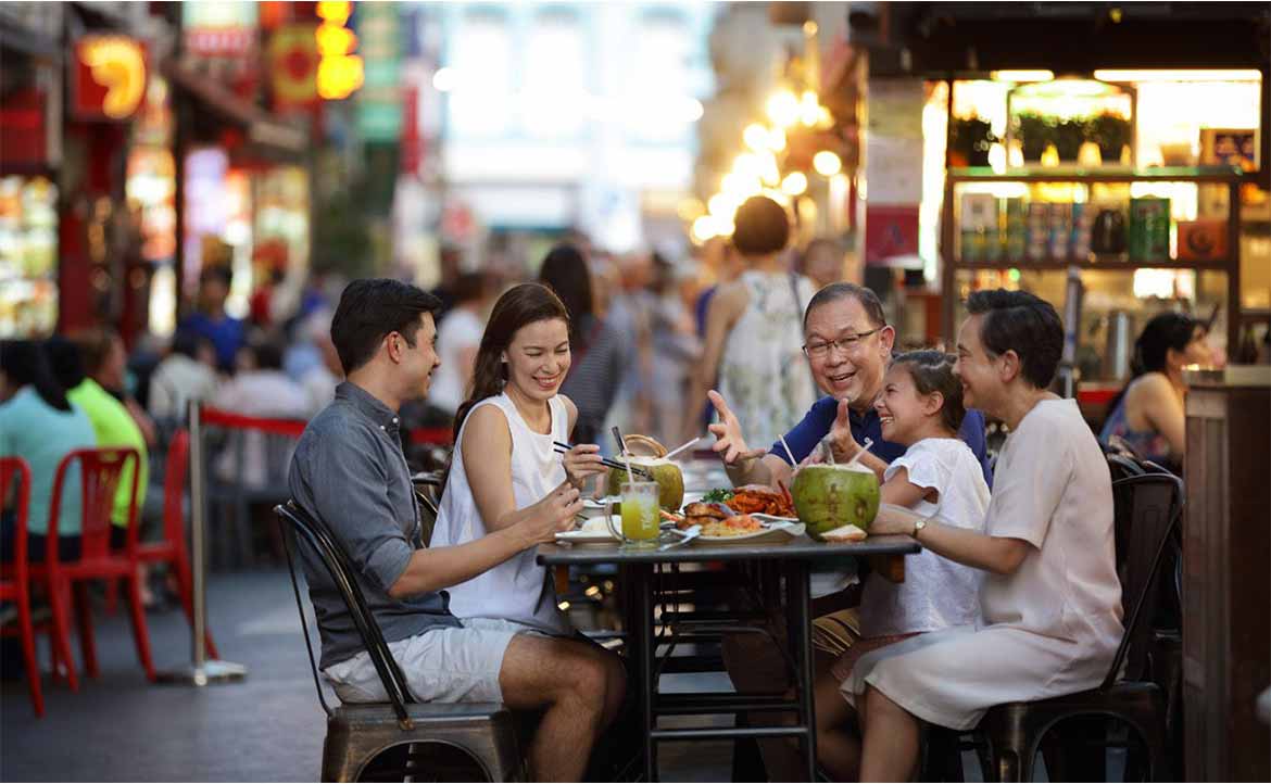 新加坡「熟食中心」：傳承家族美食、社區情感，與建國前就存在的小販文化