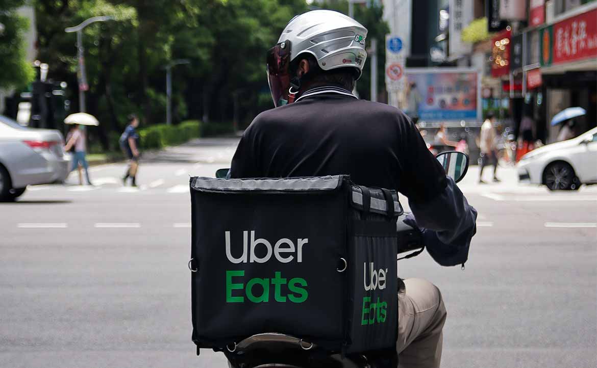 【專訪】疫情下的第一線外送員心聲──減薪、高染疫風險、職災保障不足