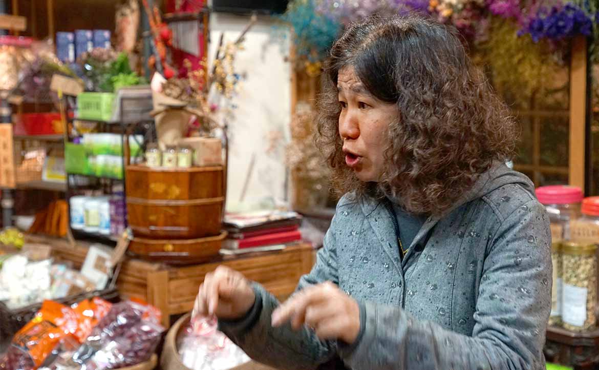 苦到底是什麼味道？老藥店的回甘轉型：中藥這行是帶天命來助人的