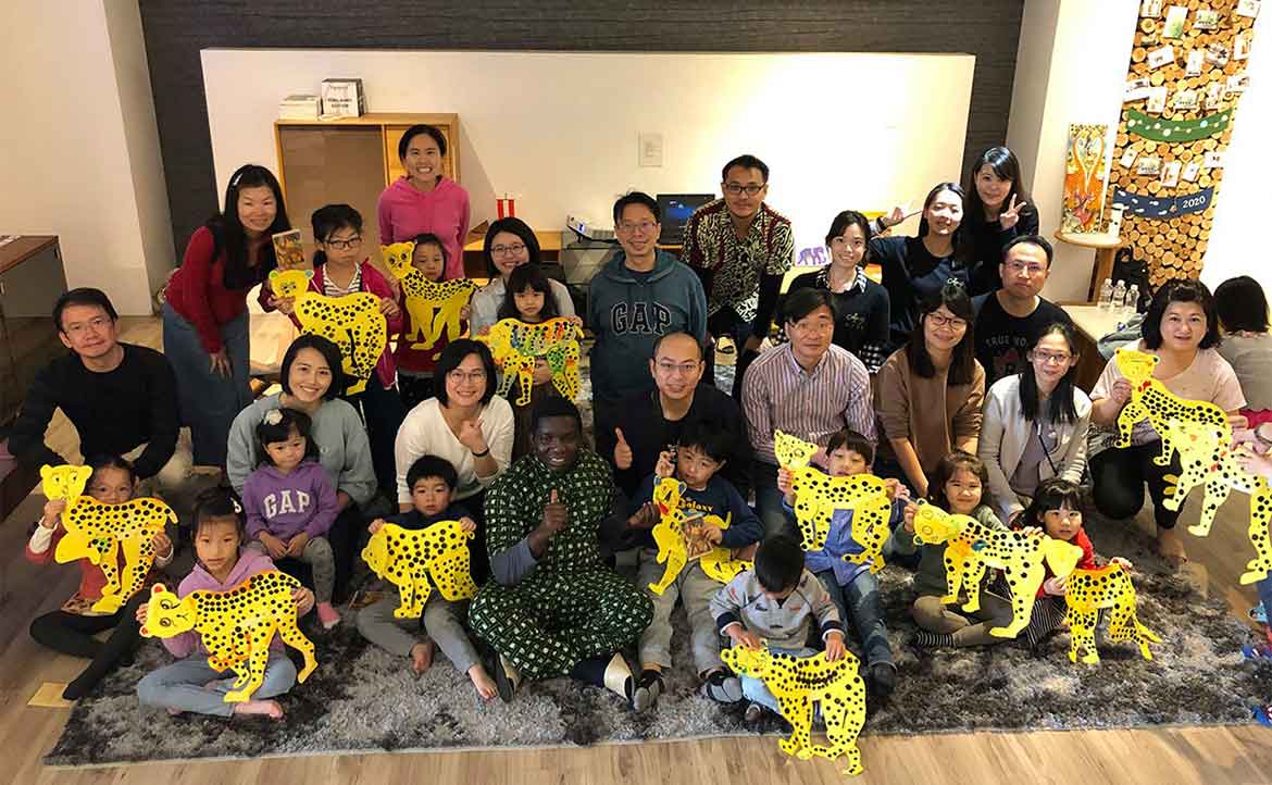 「非洲畫家與廚師到我家」，用＂Tinga Tinga＂串起跨國友誼：「原來非洲文化這麼棒！」
