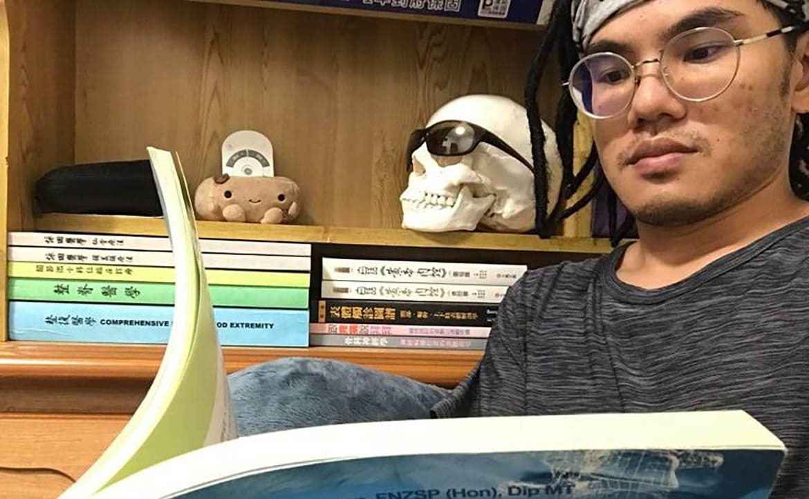 台灣人在澳洲：因為一句嘲笑，買下單程機票？從 20 元澳幣展開的「整脊師」之路！