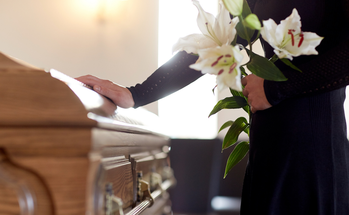 「我替死者說出不敢開口的秘密」──新興行業「棺材告白者」參加 22 場喪禮後的人生體悟