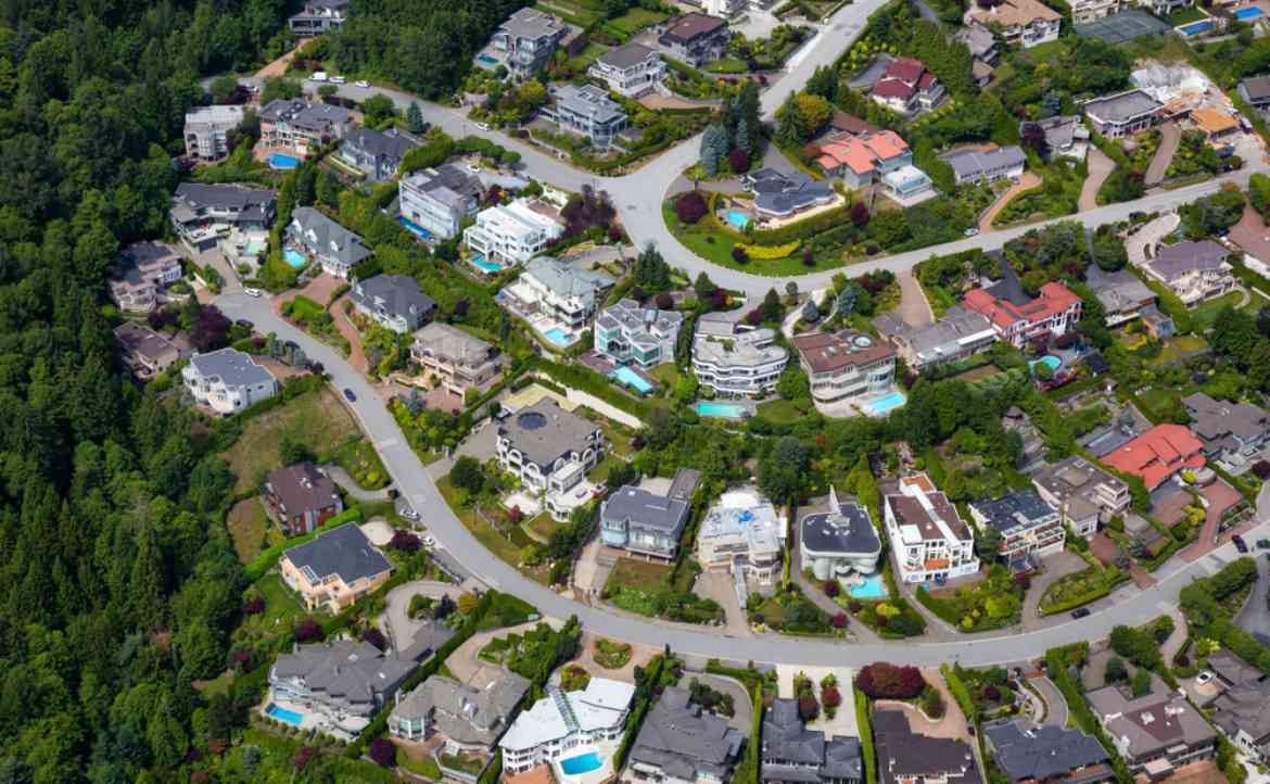 解決住房危機！加拿大溫哥華、多倫多課徵「空屋稅」，意外引發「大學生低價租豪宅」怪象