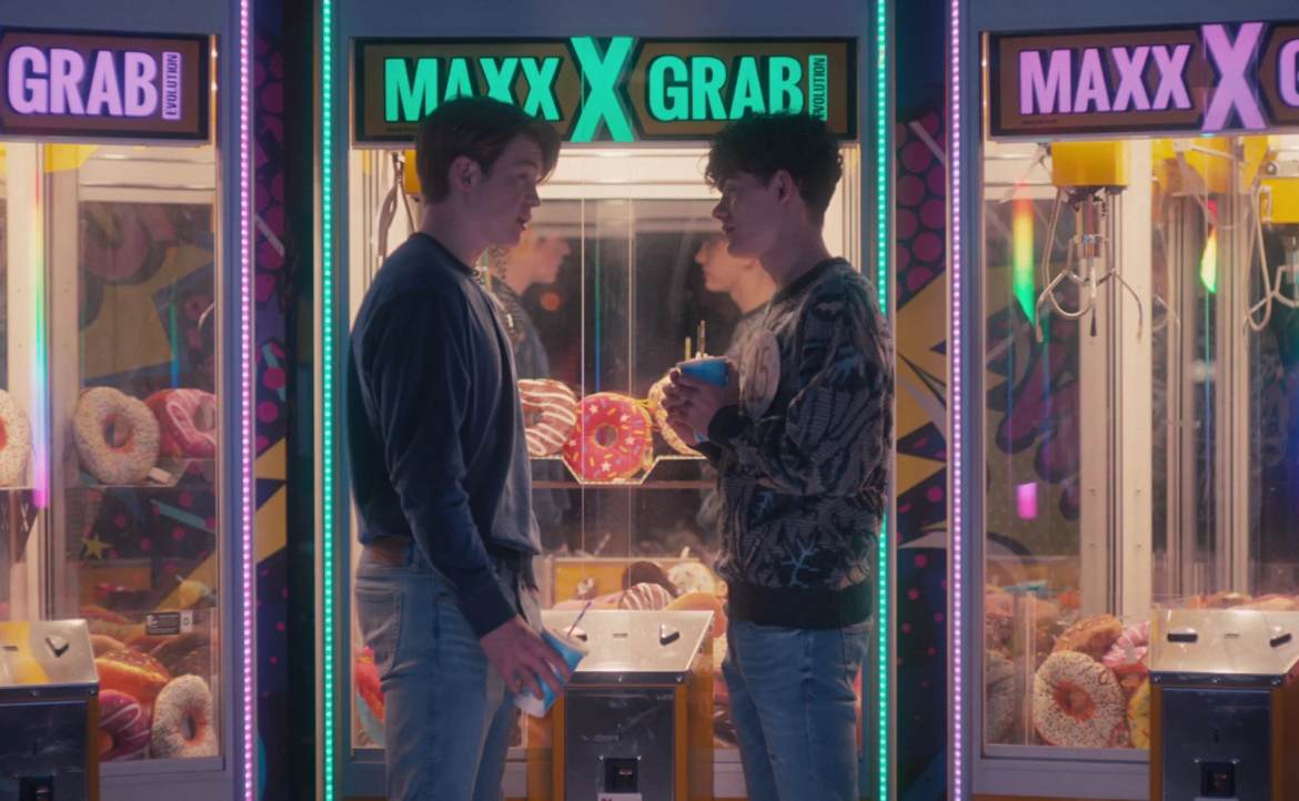Netflix《戀愛修課》為何大受歡迎？──甜到「休克」、走進主流的校園酷兒影集