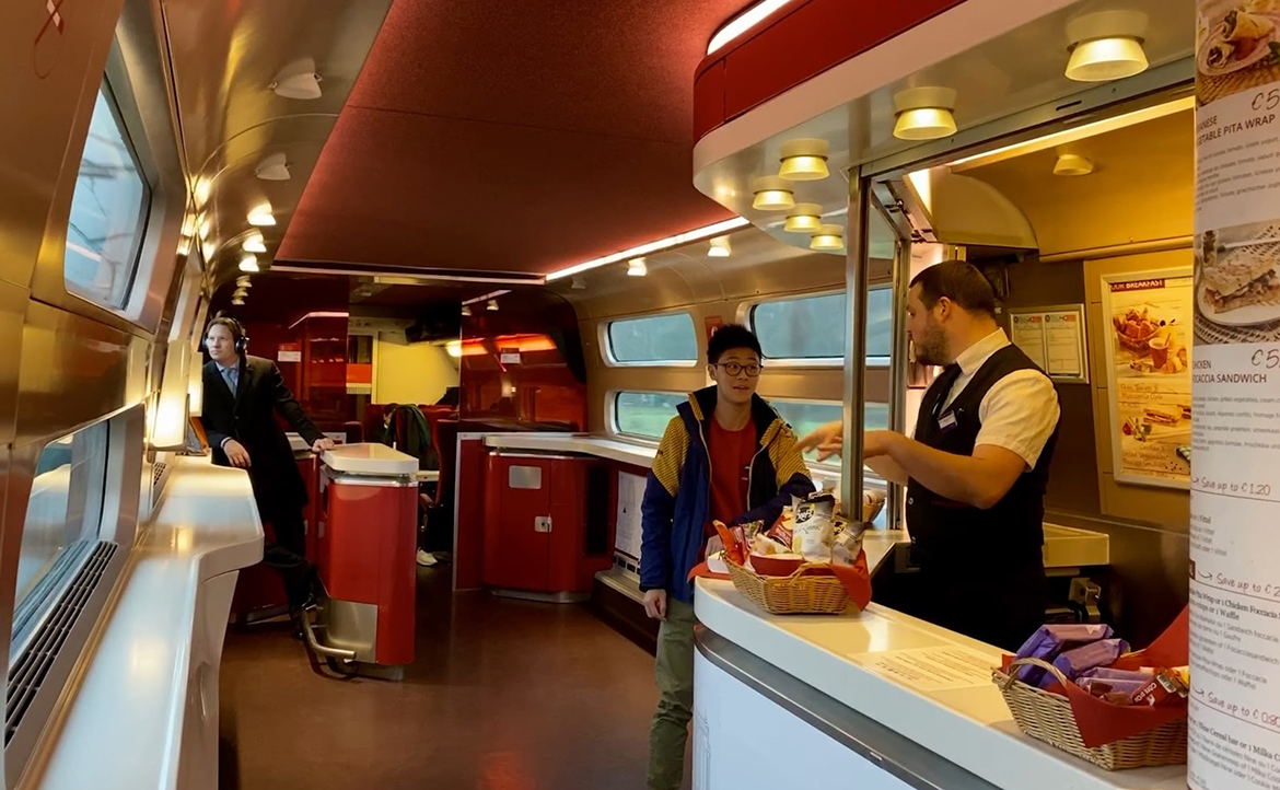列車供餐文化：你喜歡「想吃自取」的車廂吧檯，還是「送到面前」的餐車服務？