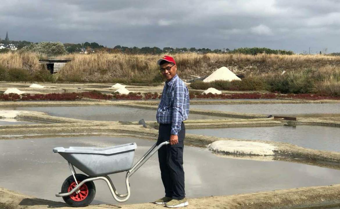到法國採「鹽之花」，是怎樣的另類體驗？──在殿堂級鹽場，當一天實習鹽工