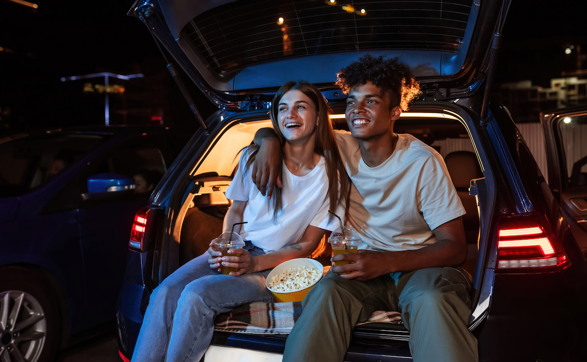 只看 Netflix 不夠潮！「露天汽車電影院」為何在美國重新爆紅？