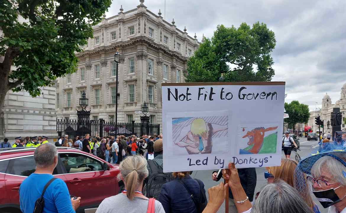 【時事】逾 50 名官員請辭！英國首相強生的派對結束了？從「信任投票」聊聊議員為何敢違抗黨魁