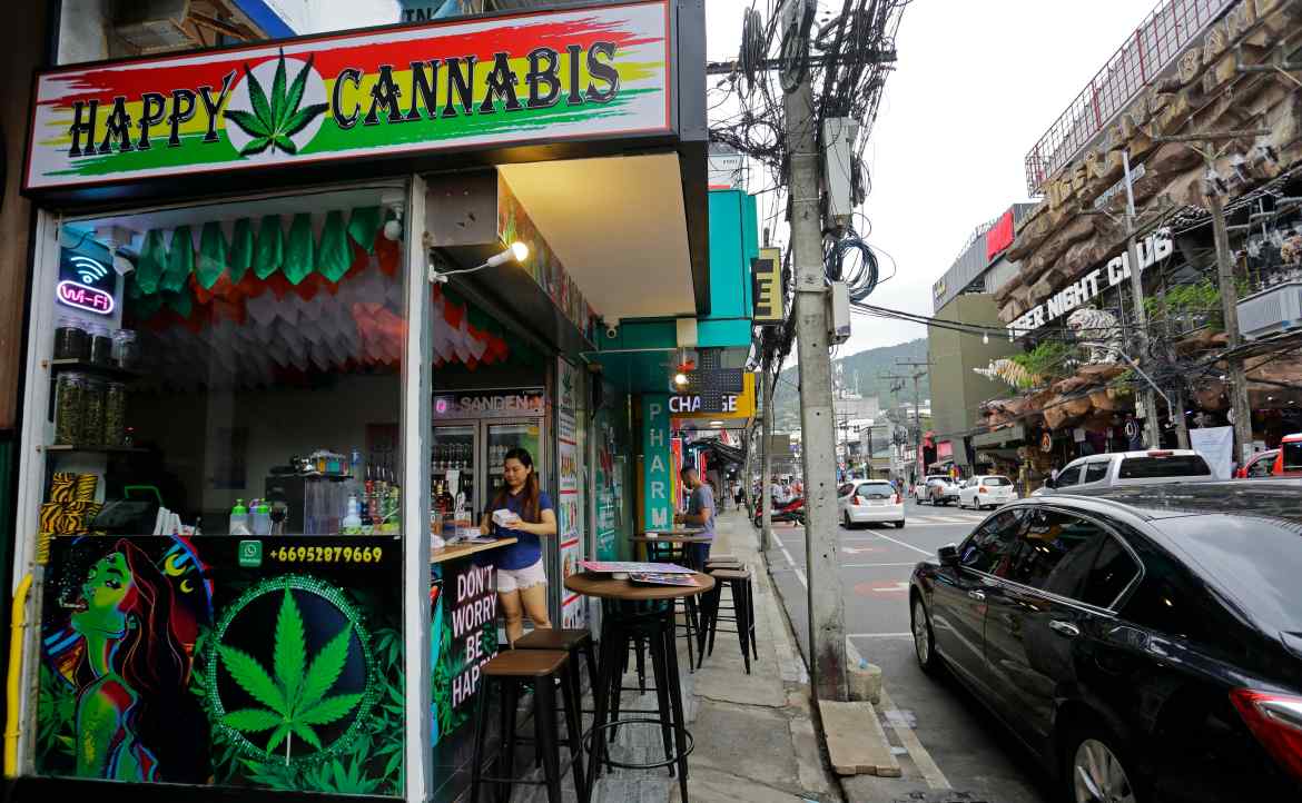 實地走訪泰國，大麻已輕易可見？──「娛樂用」仍是灰色地帶，餐廳遞上「快樂菜單」