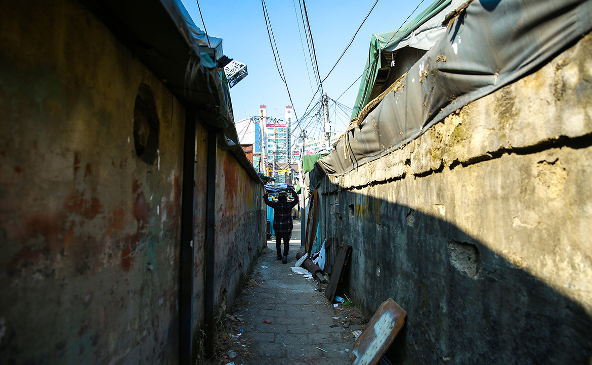 南韓殘酷「蟻居房」：寄生下流的租屋文化，與剝削窮人的「貧困經濟」