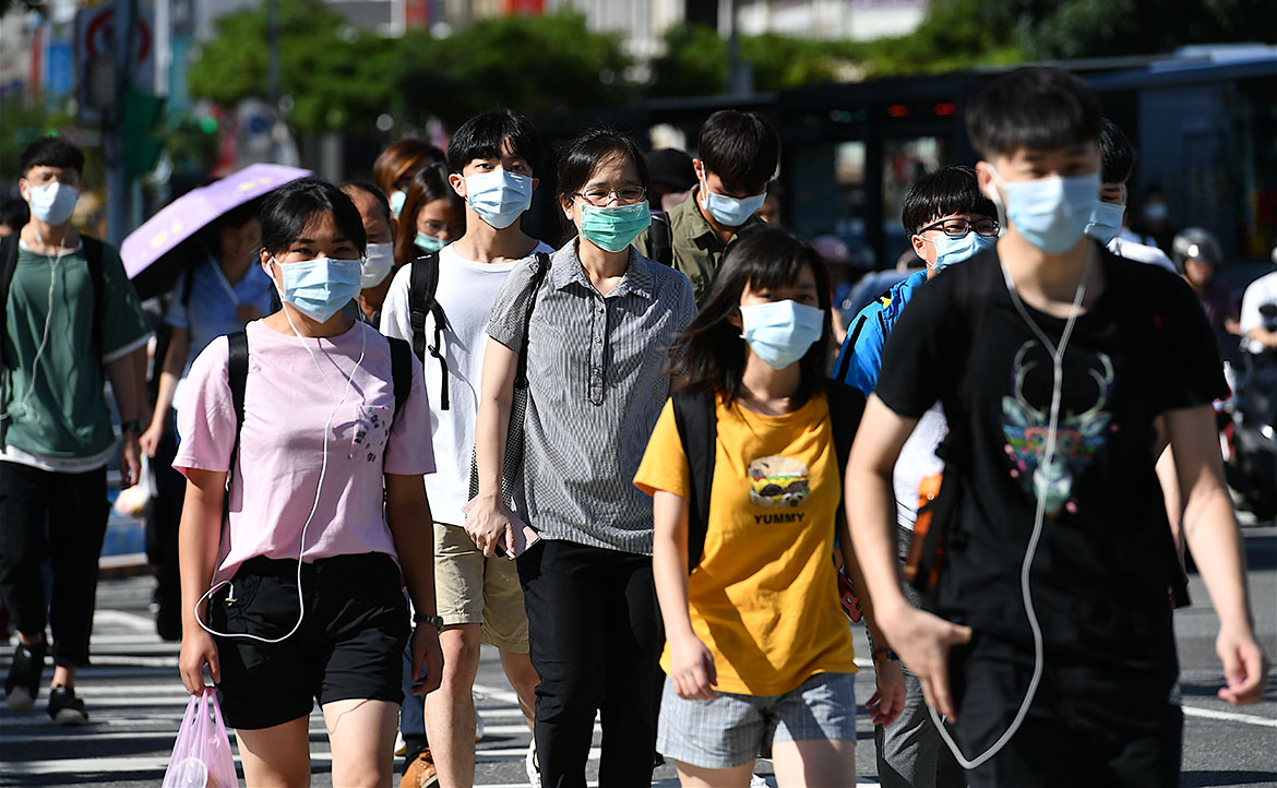 「假的！」散播疫情假消息，政府該管嗎？若傷害言論自由，又該怎麼辦？
