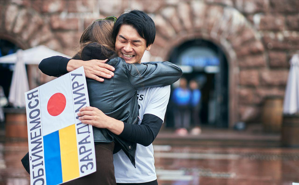擁抱的力量──那個跑去烏克蘭提供 Free hug 的日本人：我也曾掙扎是否捐款更實際？