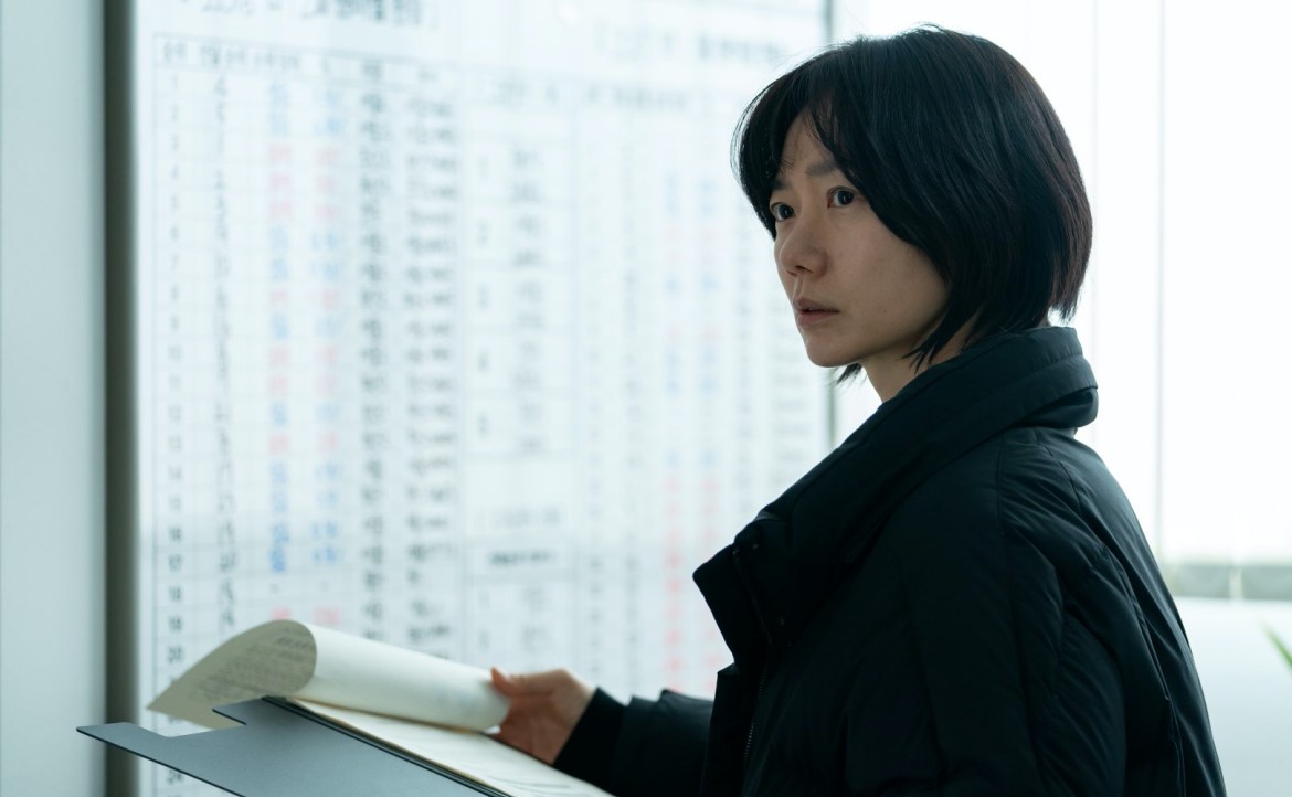 取材真實事件、批判資本社會，韓國電影《陰影下的她》卻無法令人信服？