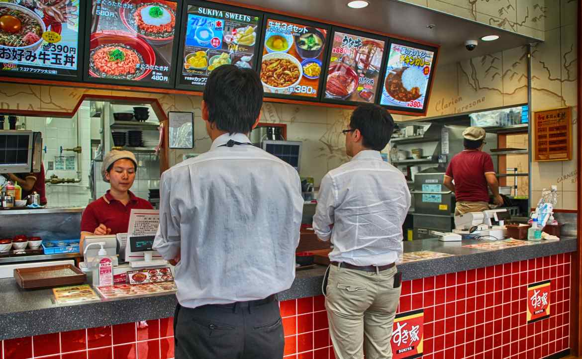 男性上班族專屬，女性「難以踏入店內」？從連鎖牛丼餐廳，看日本社會的「性別課題」