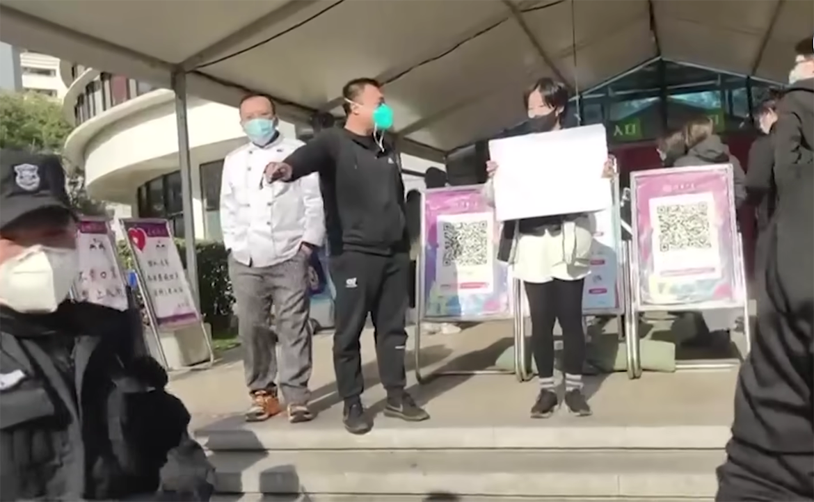 還原北京清華大學紫荊食堂白紙運動──高舉紙張的學生對政府有哪些訴求？