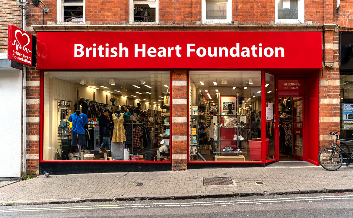 買得便宜又能做公益，英國慈善商店 Charity Shop 一年可助回收 34 萬噸紡織品