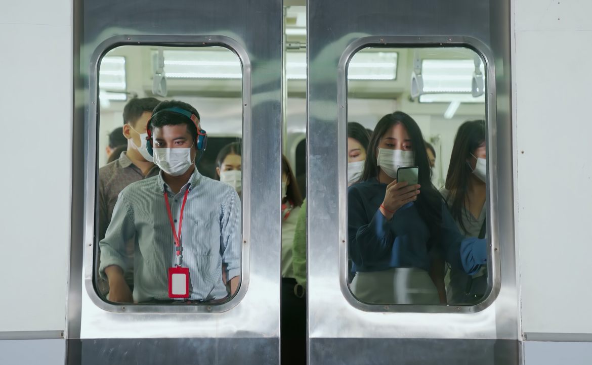 日本鐵路世上最準時？──感謝助推員、截斷員、拔人部隊，與乘客的搭車技能
