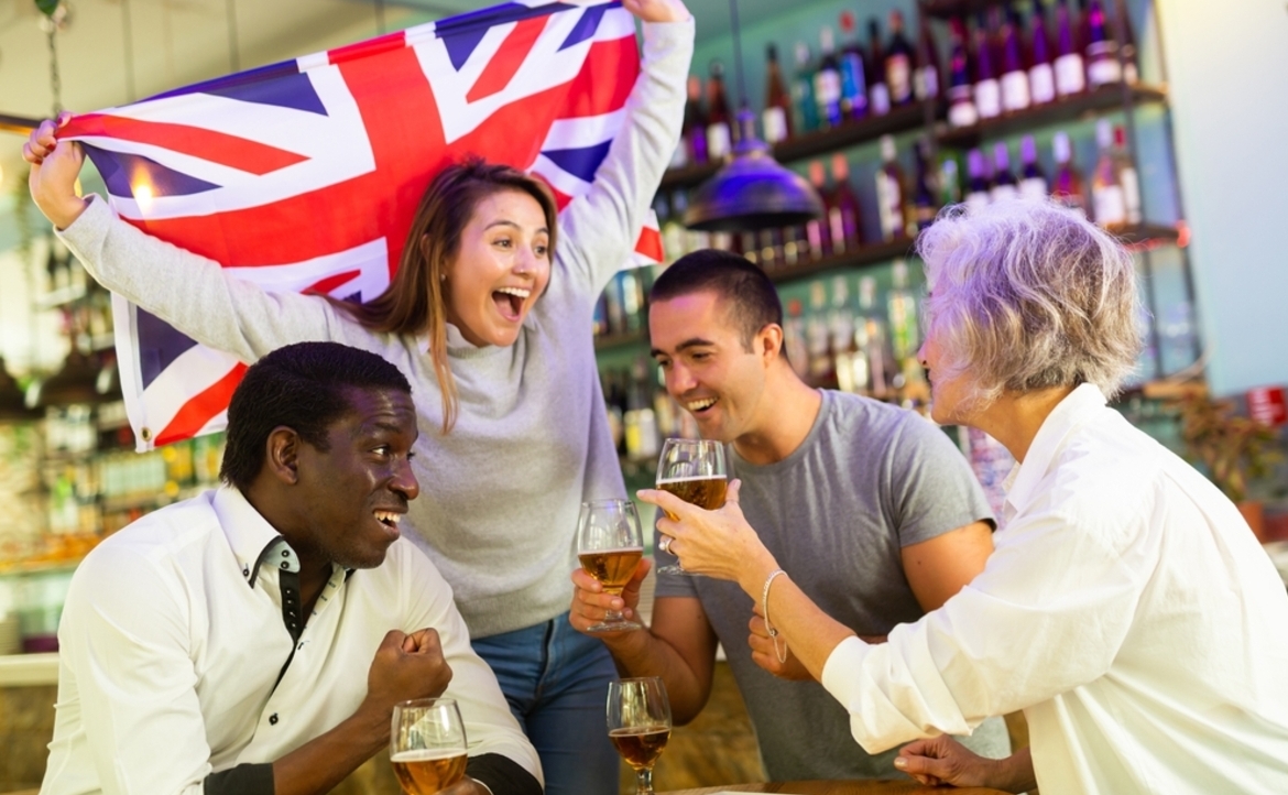 被教授「請一杯」？談到酒就聯想到犯罪的我，到英國才發現酒吧是家庭同樂聖地