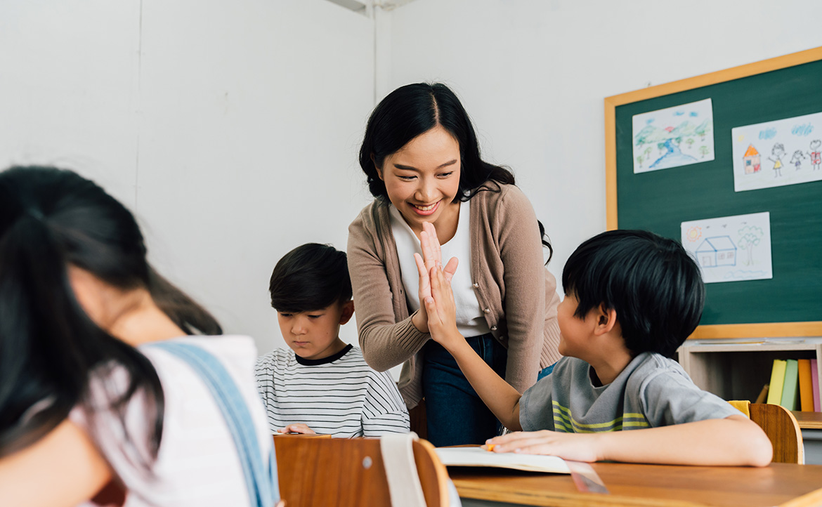 不只臺灣，美國也瘋雙語教育──加州雨後春筍般設立「沉浸式雙語小學」打敗週末中文班了嗎？