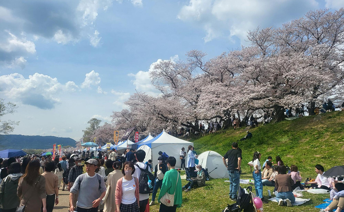 塞爆日韓的連假報復性旅遊潮：光入境就得苦等 5 小時，為何大家還想去？