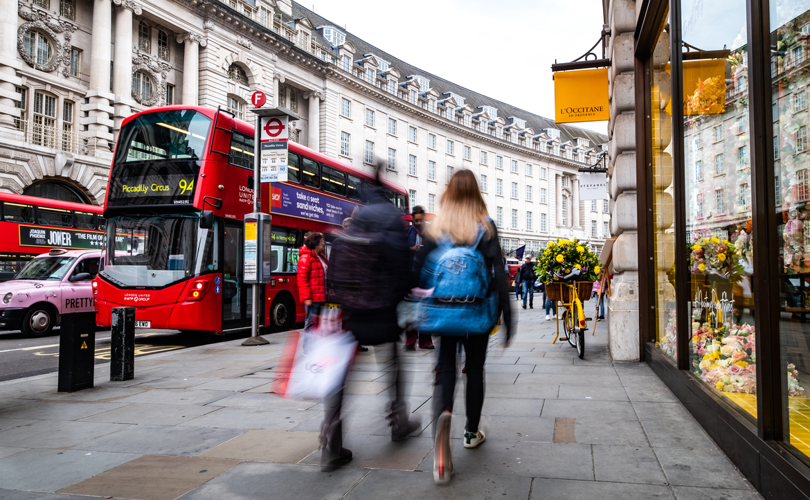 英國經濟「日落」中：精品消費大出走、退稅政策連自家人都不買單，未來復甦有望嗎？