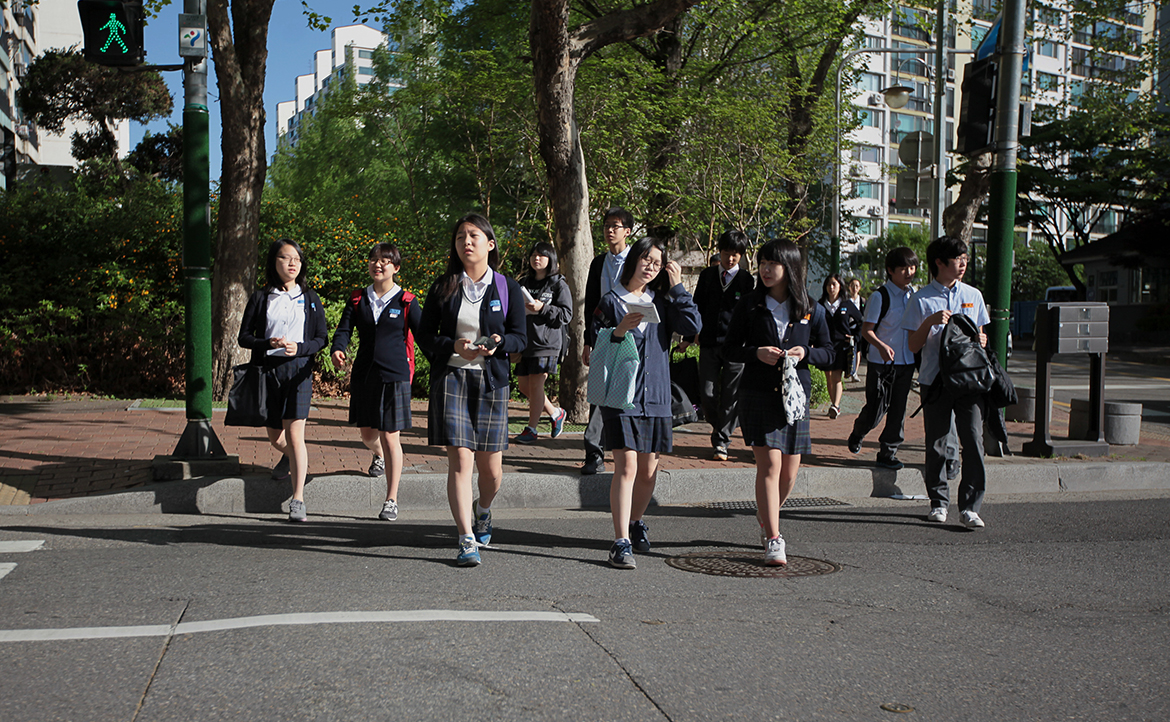 從小五準備升大學、補習班推「國小醫大班」：無限競爭的南韓私教育，無數不幸孩童
