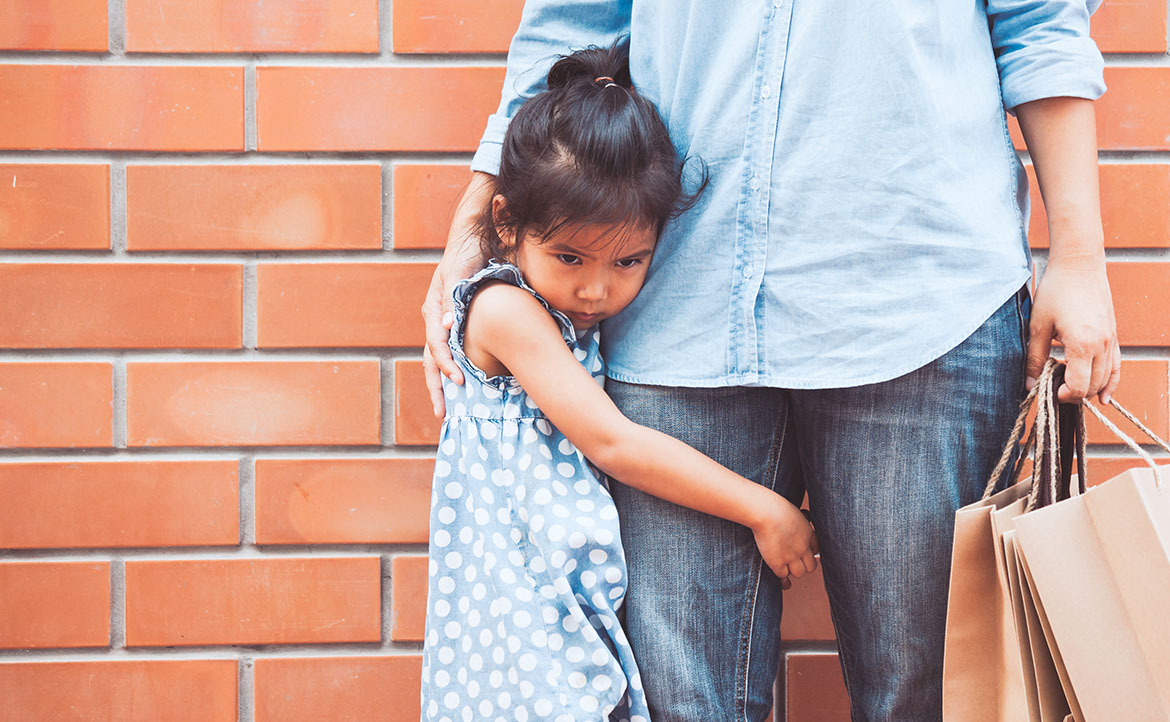 能流利使用 3 語言卻選擇性緘默的女兒，如何在校重新開口說話？