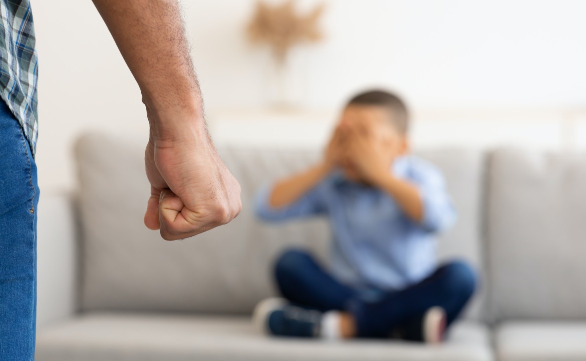 管教還是家暴？兒科醫師「打小孩耳光」惹議，諮商師分析：打罵無法打造符合期待的孩子