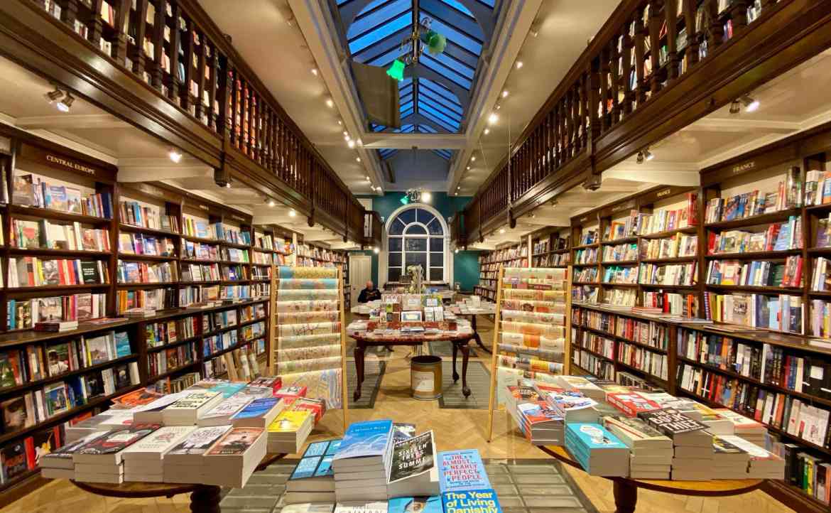 賣書不打折、滿滿歷史書？直擊倫敦實體書店的「獨門經營策略」