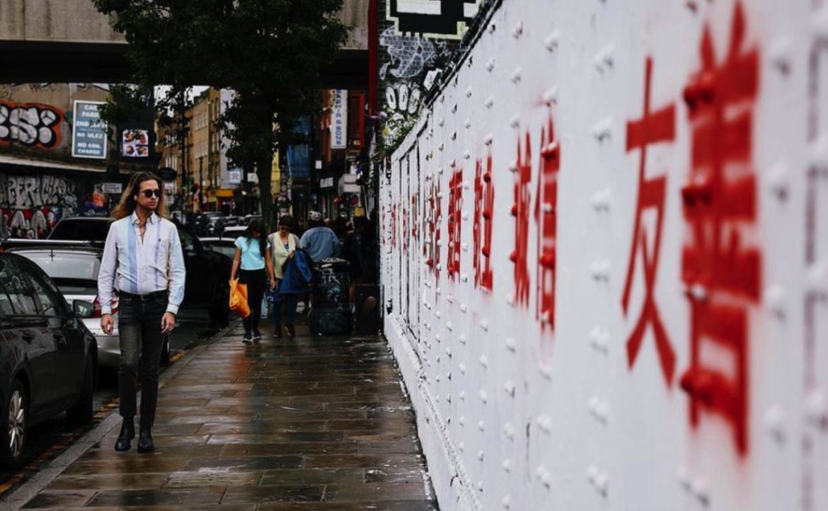 倫敦一面「中國紅牆」惹議，創作者：為反對西方虛假的自由