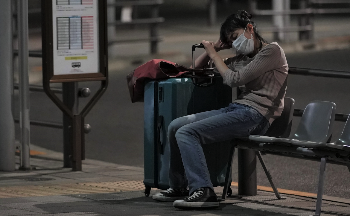她死在公車站長椅上：從電影《在公車站直到黎明》，看日本社會對無家者的「暴力」