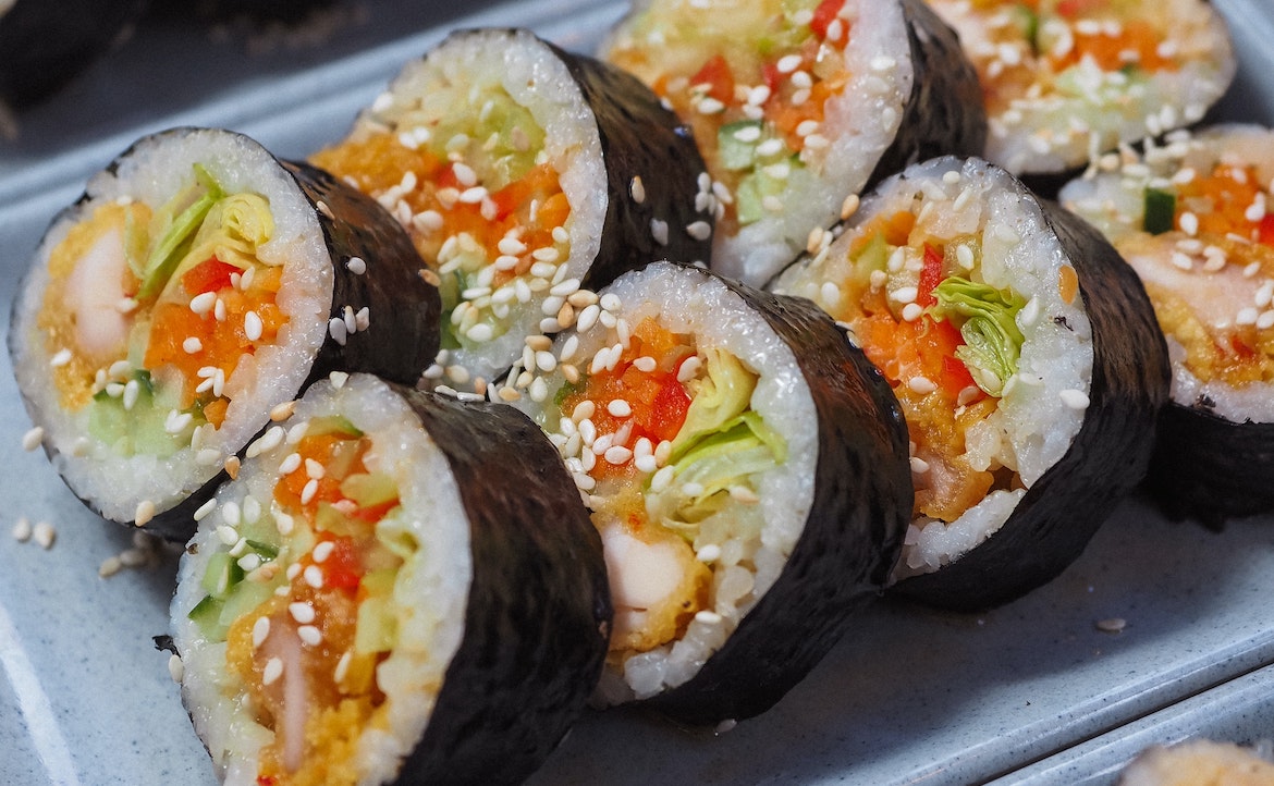 「你吃你的醋飯，我吃我們的紫菜包飯！」──餐桌上的「韓日情結」與美食進化史
